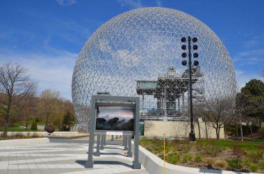 MONTREAL, CANADA - 05 07 2020: Biyosfer Montreal 'de çevreye adanmış bir müzedir. 1967 Dünya Fuarı için ABD 'nin eski pavyonunda bulunan Parc Jean-Drapeau, Expo 67.