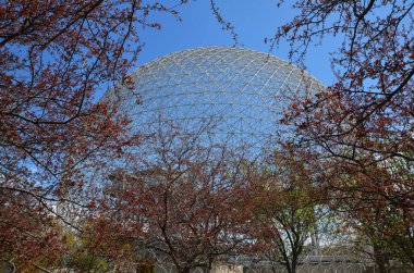 MONTREAL, CANADA - 05 07 2020: Biyosfer Montreal 'de çevreye adanmış bir müzedir. 1967 Dünya Fuarı için ABD 'nin eski pavyonunda bulunan Parc Jean-Drapeau, Expo 67.