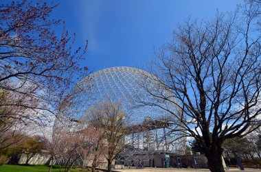 MONTREAL, CANADA - 05 07 2020: Biyosfer Montreal 'de çevreye adanmış bir müzedir. 1967 Dünya Fuarı için ABD 'nin eski pavyonunda bulunan Parc Jean-Drapeau, Expo 67.