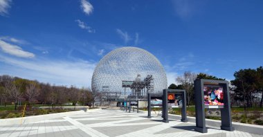 MONTREAL, CANADA - 05 07 2020: Biyosfer Montreal 'de çevreye adanmış bir müzedir. 1967 Dünya Fuarı için ABD 'nin eski pavyonunda bulunan Parc Jean-Drapeau, Expo 67.