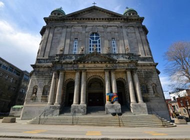 MONTREAL QUEBEC CANADA - OCT 04 2016: Saint-Jean-Baptiste Kilisesi, Montreal 'deki Notre-Dame Bazilikası ve Saint Joseph Oratory' den sonra en büyük Katolik kilisesidir.