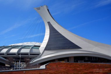 Montreal, Kanada - 05 07 2020. Montreal Olimpiyat Stadyumu Kulesi. Dünyanın en yüksek eğimli kulesi. Olimpiyat turu 175 metre uzunluğunda ve 45 derecelik açıyla yapılıyor.