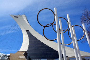 Montreal, Kanada - 05 07 2020. Montreal Olimpiyat Stadyumu Kulesi. Dünyanın en yüksek eğimli kulesi. Olimpiyat turu 175 metre uzunluğunda ve 45 derecelik açıyla yapılıyor.