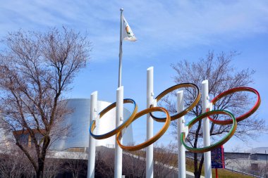 MONTREAL CANADA - 05 07 2020: Yeni Rio Tinto Alcan Gözlemevi ziyaretçilere hayata yeni bir perspektiften bakma şansı verecek, milyonlarca kilometre ötedeki Olimpiyat kulesi ve olimpiyat stadyumu kulesi