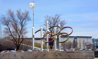 MONTREAL CANADA - 05 07 2020: Yeni Rio Tinto Alcan Gözlemevi ziyaretçilere hayata yeni bir perspektiften bakma şansı verecek, milyonlarca kilometre ötedeki Olimpiyat kulesi ve olimpiyat stadyumu kulesi