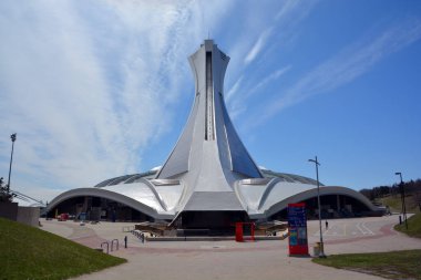 Montreal, Kanada - 05 07 2020. Montreal Olimpiyat Stadyumu Kulesi. Dünyanın en yüksek eğimli kulesi. Olimpiyat turu 175 metre uzunluğunda ve 45 derecelik açıyla yapılıyor.