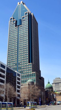 MONTREAL QUEBEC CANADA - 05: 17: 1000 de la Gauchetiere gökdeleni Montreal 'in en yüksek binası ve Marriott Chateau Champlain Oteli, şimdi Fairmont Hotel ve Resorts' a bakan Place du Canada