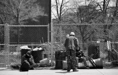 MONTREAL İbne Kanada - 05: 12 2020: parktaki evsizler. Montreal şehrinde tahminlere göre 10.000 ile 30,000 arasında insanın sabit bir adresi yok.