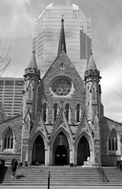 MONTREAL CANADA - 05 07 2020: Montreal Anglikan Kilisesi KPMG ya da Place de la Cathedrale, 1987 yılında Montreal 'de tamamlanmış 34 katlı bir gökdelendir. 