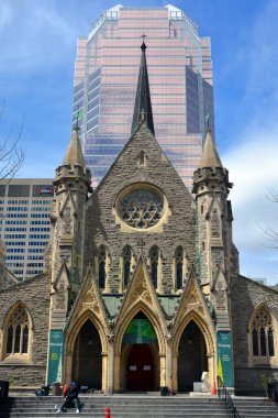 MONTREAL CANADA - 05 07 2020: Montreal Anglikan Kilisesi KPMG ya da Place de la Cathedrale, 1987 yılında Montreal 'de tamamlanmış 34 katlı bir gökdelendir. 