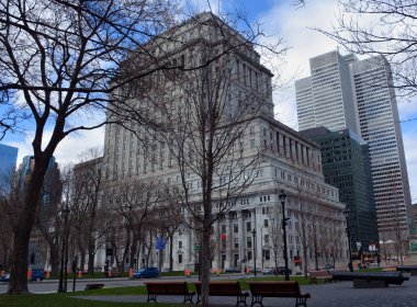 Montreal QUEBEC CANADA - 04 17 2020: Montreal Kanada 'da Sunlife Building 1155 Metcalfe Caddesi' ndeki tarihi bir ofis binasıdır. Marie 'yi arka plana yerleştir.
