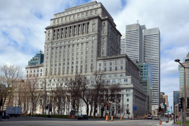 Montreal QUEBEC CANADA - 04 17 2020: Montreal Kanada 'da Sunlife Building 1155 Metcalfe Caddesi' ndeki tarihi bir ofis binasıdır. Marie 'yi arka plana yerleştir.