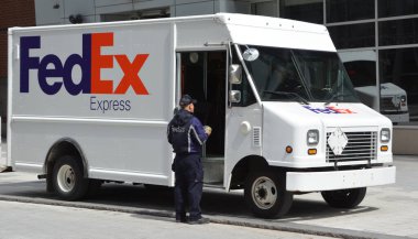 MONTREAL QUEBEC CANADA - 05 07 2020: Montreal, Quebec 'te bir caddedeki kargo kamyonlarından birinde Fedex logosu. Fedex, paketlerde ve mektuplarda uzmanlaşmış bir Amerikan kuryesi. 