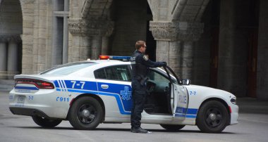 MONTREAL QUEBEC CANADA - 05 07 2020: Montreal Polis Teşkilatı 'nın (SPVM) arabası (Montreal Polis Servisi' nin Fransızcası) covid-19 salgını sırasında halkın korunması için görevdedir..