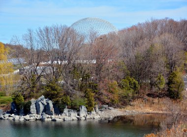 MONTREAL, CANADA - 05 07 2020: Biyosfer Montreal 'de çevreye adanmış bir müzedir. 1967 Dünya Fuarı için ABD 'nin eski pavyonunda bulunan Parc Jean-Drapeau, Expo 67.