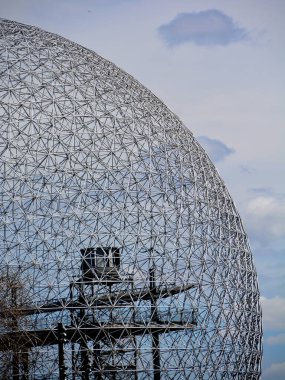 MONTREAL, CANADA - 05 07 2020: Biyosfer Montreal 'de çevreye adanmış bir müzedir. 1967 Dünya Fuarı için ABD 'nin eski pavyonunda bulunan Parc Jean-Drapeau, Expo 67.