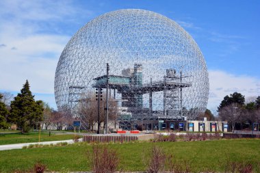 MONTREAL, CANADA - 05 07 2020: Biyosfer Montreal 'de çevreye adanmış bir müzedir. 1967 Dünya Fuarı için ABD 'nin eski pavyonunda bulunan Parc Jean-Drapeau, Expo 67.