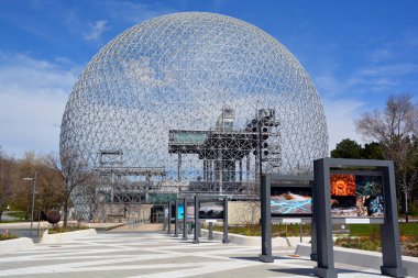 MONTREAL, CANADA - 05 07 2020: Biyosfer Montreal 'de çevreye adanmış bir müzedir. 1967 Dünya Fuarı için ABD 'nin eski pavyonunda bulunan Parc Jean-Drapeau, Expo 67.