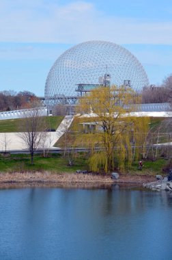 MONTREAL, CANADA - 05 07 2020: Biyosfer Montreal 'de çevreye adanmış bir müzedir. 1967 Dünya Fuarı için ABD 'nin eski pavyonunda bulunan Parc Jean-Drapeau, Expo 67. 