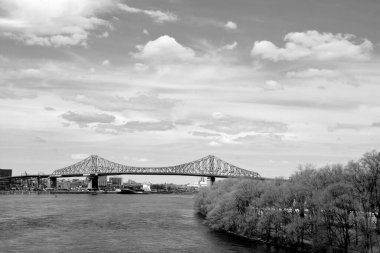 MONTREAL CANADA - 05 07 2020: Jacques Cartier Köprüsü Montreal, Quebec, Kanada 'da Saint Lawrence Nehri' nden Longueuil 'e geçen çelik kiriş kantilever köprüdür.