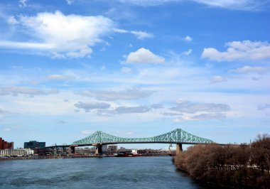 MONTREAL CANADA - 05 07 2020: Jacques Cartier Köprüsü Montreal, Quebec, Kanada 'da Saint Lawrence Nehri' nden Longueuil 'e geçen çelik kiriş kantilever köprüdür.