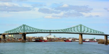 MONTREAL CANADA - 05 07 2020: Jacques Cartier Köprüsü Montreal, Quebec, Kanada 'da Saint Lawrence Nehri' nden Longueuil 'e geçen çelik kiriş kantilever köprüdür.