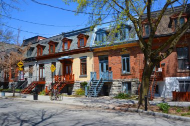 MONTREAL CANADA - 04 16 2020: Montreal caddesinde demirden merdivenleri olan tipik bir kasaba evi.