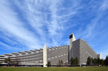 MONTREAL, QUEBEC CANADA - 05 07 2020: Olimpiyat Köyü Piramidi Montreal, Quebec, Kanada 'da 1976 Yaz Olimpiyatları' nda atletlerin evi olarak inşa edilen ikiz kuledir..