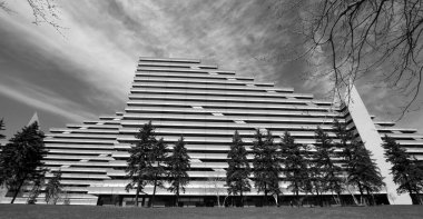 MONTREAL, QUEBEC CANADA - 05 07 2020: Olimpiyat Köyü Piramidi Montreal, Quebec, Kanada 'da 1976 Yaz Olimpiyatları' nda atletlerin evi olarak inşa edilen ikiz kuledir..