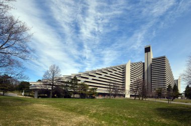 MONTREAL, QUEBEC CANADA - 05 07 2020: Olimpiyat Köyü Piramidi Montreal, Quebec, Kanada 'da 1976 Yaz Olimpiyatları' nda atletlerin evi olarak inşa edilen ikiz kuledir..