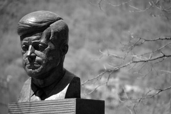 Монреаль Канада - 05 20 2020: Jfk бронзовая статуя, памятник был произведен Полом Ланц в 1986 году и пожертвован городу семейным фондом Биркс.. Джон Фицджеральд Кеннеди был 35-м президентом США