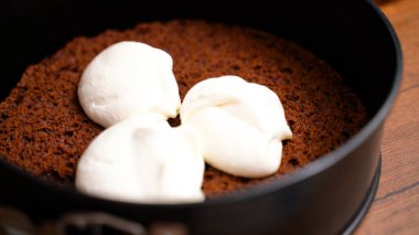 Kremalı kek pişiriyorum.