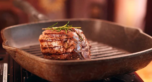 Velmi šťavnatý a lahodný steak vařený v pánvi — Stock fotografie