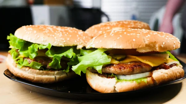 Hamburguesa con queso muy jugosa y sabrosa . — Foto de Stock