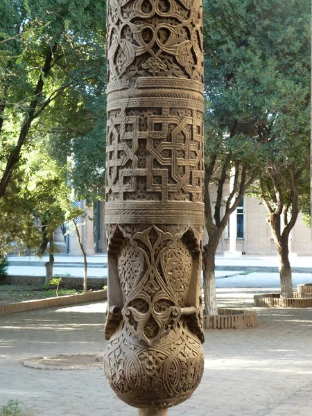 Uzbequistão, Khiva, palácio Nurullabay. Coluna no palácio Khan — Fotografia de Stock