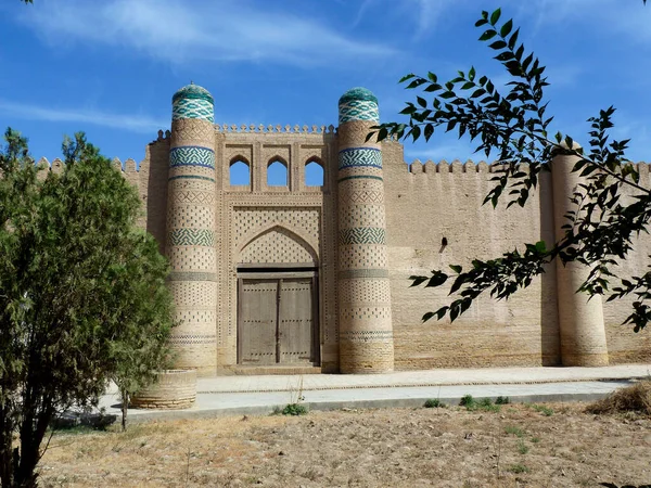 Uzbequistão, Khiva, palácio Nurullabay. Fachada do antigo palácio Khan de verão — Fotografia de Stock