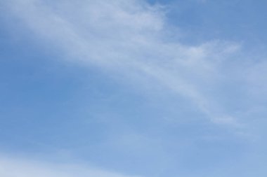 Cirrus bulutlar ve gökyüzü