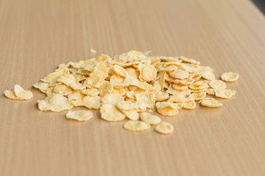 ahşap masa üzerinde Mısır gevreği