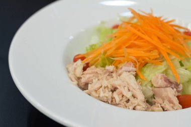 Taze ton balığı salatası