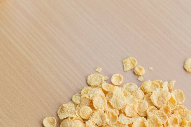 ahşap masa üzerinde Mısır gevreği