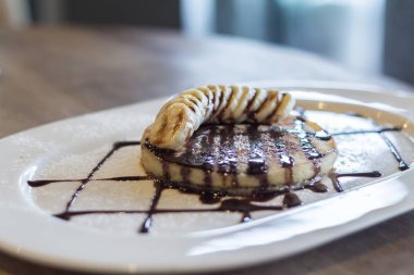 çikolata şurubu ile Pancakes