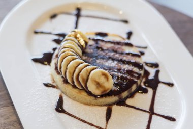 çikolata şurubu ile Pancakes