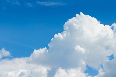 Mavi Gökyüzü ve Bulutlar