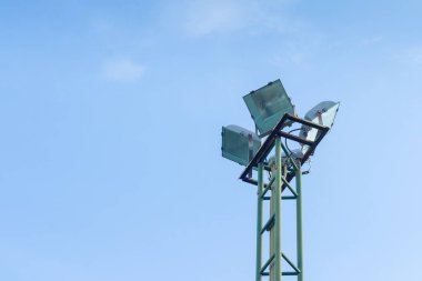 Spot-kule üzerinde gökyüzü ışık