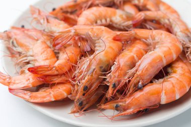 Beyaz plaka üzerinde kızarmış karides