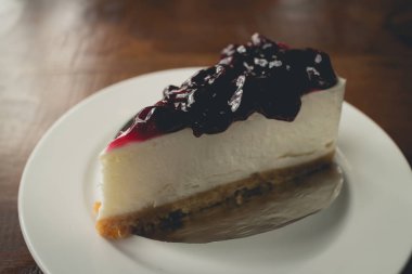 kek krem peynir ve yaban mersini