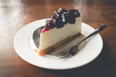 kek krem peynir ve yaban mersini