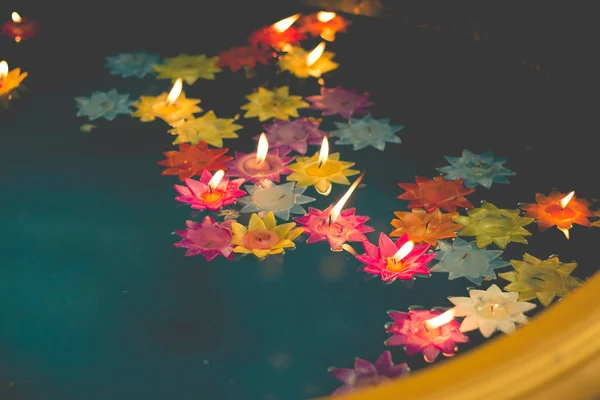 중국 테에서 성령의 수영장에서 불타는 꽃 모양의 촛불 — 스톡 사진