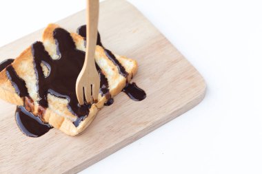 Çikolata şurubu ile lezzetli tost