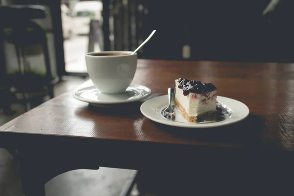 Café capuchino caliente que sirve con pastel de arándanos — Foto de Stock